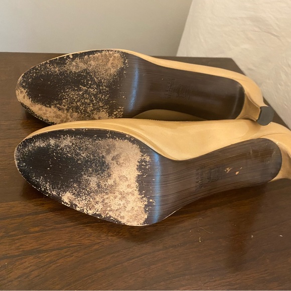 Stuart Weitzman Beige Platform Pump - Picture 2 of 5